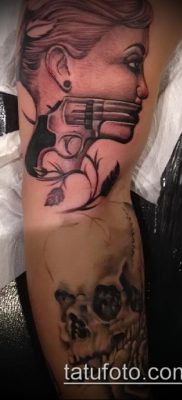 Fénykép egy revolver tetoválásról (jelentése) - példa egy érdekes tetoválási rajzra - 040