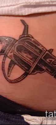 Fotó egy revolver tetoválásról (jelentése) - egy példa egy érdekes tetoválási rajzra - 039