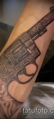 Fotó egy revolver tetoválásról (jelentése) - példa egy érdekes tetoválási rajzra - 037