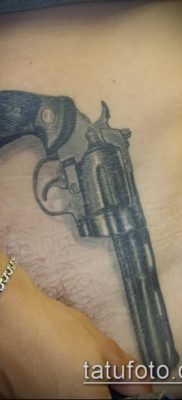 Fotó egy revolver tetoválásról (jelentése) - példa egy érdekes tetoválási rajzra - 036