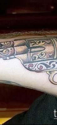 Fotó egy revolver tetoválásról (jelentése) - példa egy érdekes tetoválási rajzra - 033