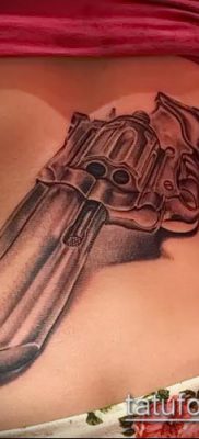 Fotó egy revolver tetoválásról (jelentése) - példa egy érdekes tetoválási rajzra - 032