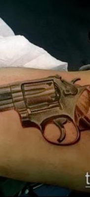 Fotó egy revolver tetoválásról (jelentése) - egy példa egy érdekes tetoválási rajzra - 031
