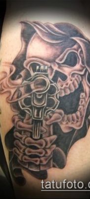 Fotó egy revolver tetoválásról (jelentése) - példa egy érdekes tetoválási rajzra - 030