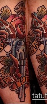 Fénykép egy revolver tetoválásról (jelentése) - példa egy érdekes tetoválási tervre - 029