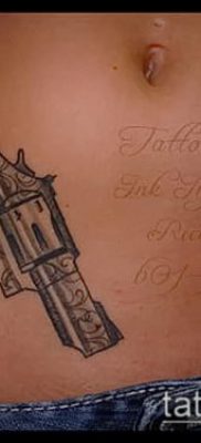Fotó egy revolver tetoválásról (jelentése) - egy példa egy érdekes tetoválási rajzra - 028