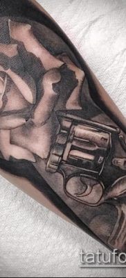 Fénykép egy revolver tetoválásról (jelentése) - példa egy érdekes tetoválási rajzra - 026