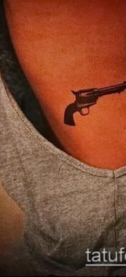 Fotó egy revolver tetoválásról (jelentése) - példa egy érdekes tetoválási rajzra - 025