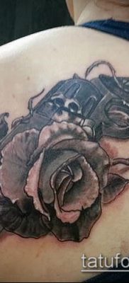 Fotó egy revolver tetoválásról (jelentése) - példa egy érdekes tetoválási rajzra - 024