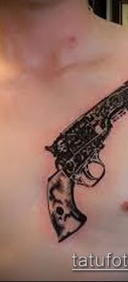 Fotó egy revolver tetoválásról (jelentése) - egy példa egy érdekes tetoválási rajzra - 023