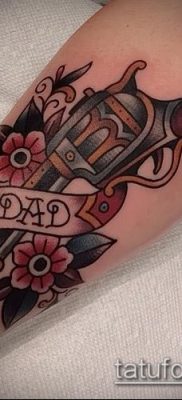 Fotó egy revolver tetoválásról (jelentése) - példa egy érdekes tetoválási rajzra - 022