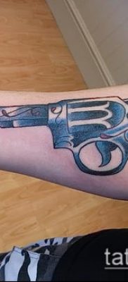Fotó egy revolver tetoválásról (jelentése) - példa egy érdekes tetoválási rajzra - 021