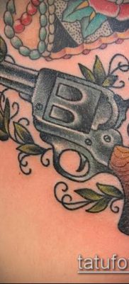 Fotó egy revolver tetoválásról (jelentése) - példa egy érdekes tetoválási rajzra - 020