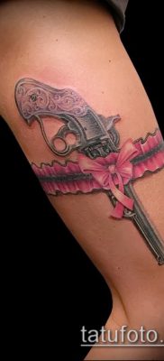 Fotó egy revolver tetoválásról (jelentése) - példa egy érdekes tetoválási rajzra - 019