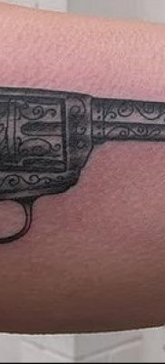 Fotó egy revolver tetoválásról (jelentése) - példa egy érdekes tetoválási rajzra - 018