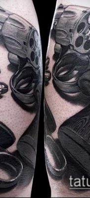 Fotó egy revolver tetoválásról (jelentése) - példa egy érdekes tetoválási rajzra - 016