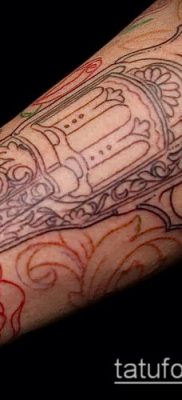 Fotó egy revolver tetoválásról (jelentése) - példa egy érdekes tetoválási rajzra - 015