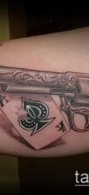 Fotó egy revolver tetoválásról (jelentése) - példa egy érdekes tetoválási rajzra - 013