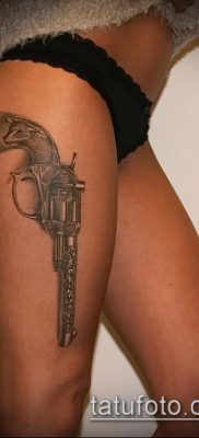 Fotó egy revolver tetoválásról (jelentése) - példa egy érdekes tetoválási rajzra - 012