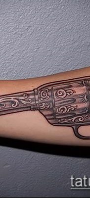 Fotó egy revolver tetoválásról (jelentése) - példa egy érdekes tetoválási tervre - 011