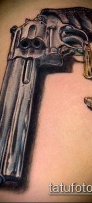 Fotó egy revolver tetoválásról (jelentése) - egy példa egy érdekes tetoválási rajzra - 009
