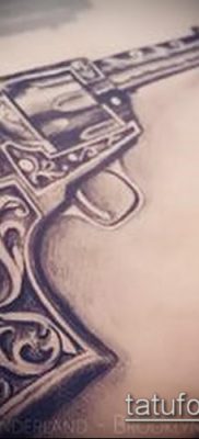 Fotó egy revolver tetoválásról (jelentése) - egy példa egy érdekes tetoválási rajzra - 008