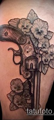 Fotó egy revolver tetoválásról (jelentése) - egy példa egy érdekes tetoválási rajzra - 007