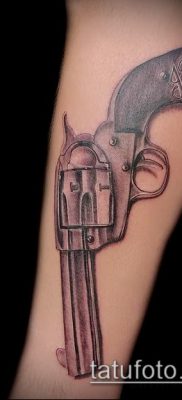Fénykép egy revolver tetoválásról (jelentése) - példa egy érdekes tetoválási rajzra - 006