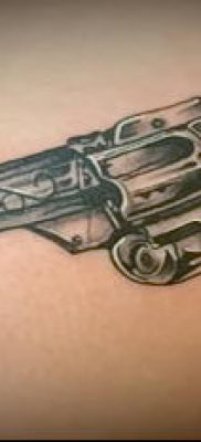 Fotó egy revolver tetoválásról (jelentése) - egy példa egy érdekes tetoválási rajzra - 005