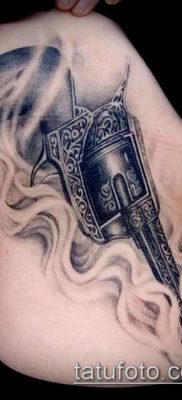 Fotó egy revolver tetoválásról (jelentése) - egy példa egy érdekes tetoválási rajzra - 004