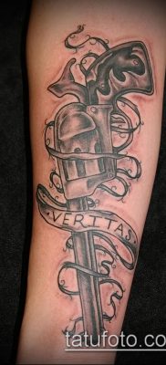 Fotó egy revolver tetoválásról (jelentése) - egy példa egy érdekes tetoválási rajzra - 002