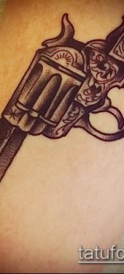 Fotó egy revolver tetoválásról (jelentése) - egy példa egy érdekes tetoválási rajzra - 001