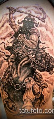 tatuaż rycerski nr 647 - godna wersja wzoru, który z powodzeniem można wykorzystać do przekształcenia i nałożenia jako tatuaż rycerski na nogę