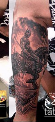 tatuaż rycerski numer 137 - fajna wersja wzoru, który z powodzeniem można wykorzystać do przekształcenia i zastosowania jako tatuaż rycerza na koniu