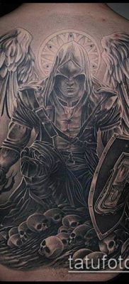 tatuaż rycerski numer 24 - fajna wersja rysunku, którą z powodzeniem można wykorzystać do powtórki i narysowania rycerza i zamku jako tatuażu