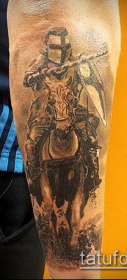 tatuaż rycerski nr 92 to fajna wersja wzoru, którą z powodzeniem można wykorzystać do przekształcenia i zastosowania jako tatuaż w stylu rycerzy