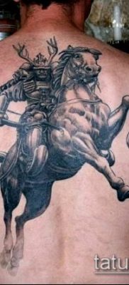 tatuaż rycerza nr 575 to fajna wersja wzoru, który z powodzeniem można wykorzystać do przeróbki i zastosowania jako tatuaż rycerza templariuszy