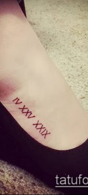 Tetovált római számok - női változat a láb alján a cipők alatt - fotó példa