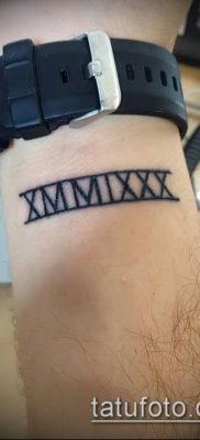 férfi dátum tetoválás római számokkal a csuklón - példa tetoválás fotó