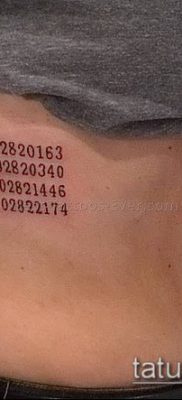 példa a tetoválásra számokkal a bordákon - fotó opció