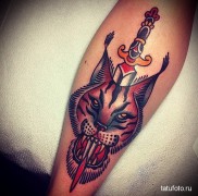 ris s osmijehom i bodežom u tetovaži