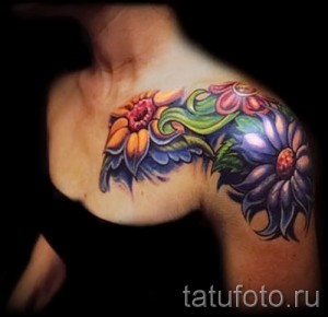 Daisy tetoválás színes munka a vállon és a kulcscsonton