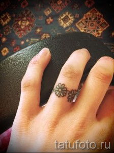 Százszorszép tetoválás az ujjon, mint jegygyűrű