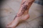 Százszorszép tetoválás mintákkal egy lány lábának alján