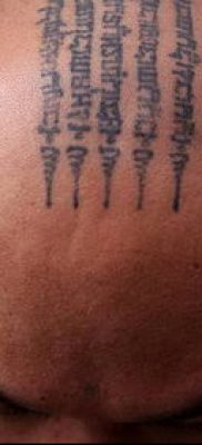 татуировка sak yant No. 75 е достойна версия на рисунка, която може успешно да се използва за преразглеждане и приложение като Tatu sak yant