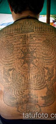 татуировка sak yant No. 221 - изключителна версия на модела, която може успешно да се използва за преразглеждане и приложение като татуировка sak yant за мъже