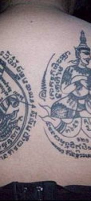 татуировка sak yant # 379 е готина версия на рисунка, която може успешно да се използва за финализиране и прилагане на sak yant като татуировка за момиче