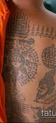 татуировка sak yant # 828 е интересна версия на модела, която може успешно да се използва за трансформиране и прилагане на sak yant като татуировка