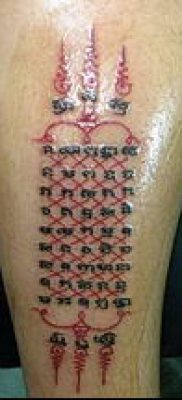 татуировка sak yant # 605 - изключителна версия на модела, която може успешно да се използва за обработка и прилагане като татуировка sak yant за жени