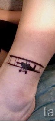 Repülőgépes tetoválás fényképe egy repülővel készült tetoválás jelentéséről szóló cikkhez - tatufoto.ru - 60